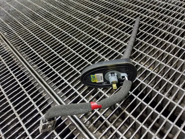 Hyundai i40 GPS-Antenne OEM SKE57133 - Gebraucht image 3