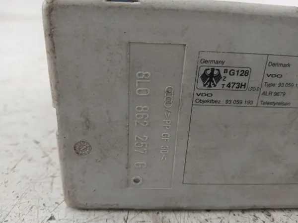 Audi A4 B5 centrale vergrendelingspomp OEM 8L0862257G image 6