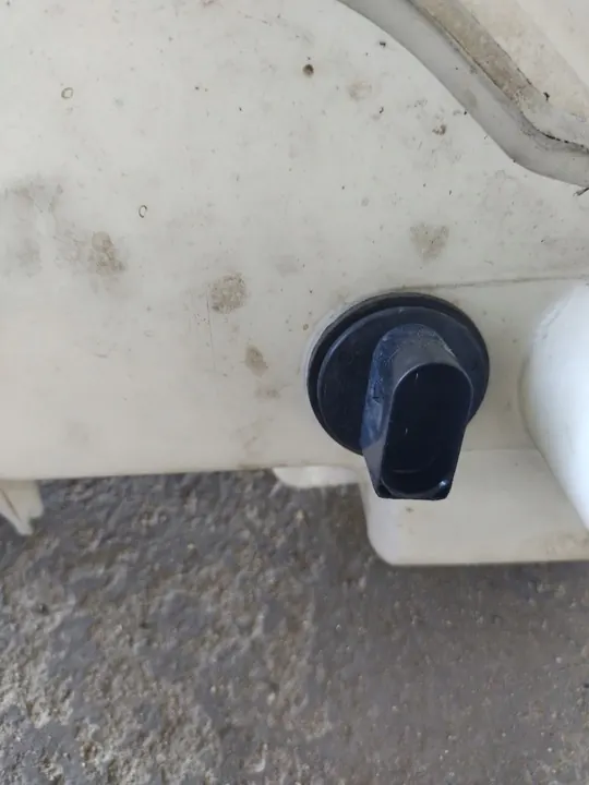 DPA Tuulilasinpesunesteen Säiliö VW Passat B6 image 2