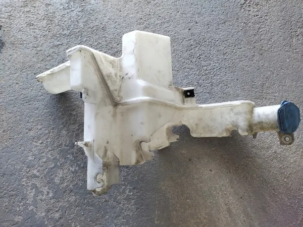 DPA Tuulilasinpesunesteen Säiliö VW Passat B6 image 4