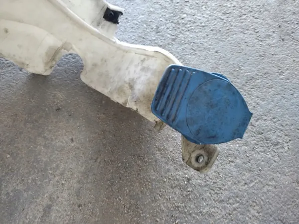 DPA Tuulilasinpesunesteen Säiliö VW Passat B6 image 5