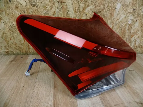 Luz Trasera Izquierda Toyota Auris Hatchback 2015-2019 TYC 81561-02A61 image 2
