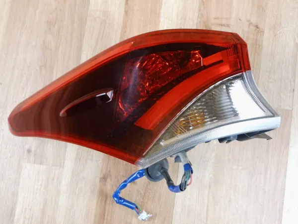 Luz Trasera Izquierda Toyota Auris Hatchback 2015-2019 TYC 81561-02A61 image 3