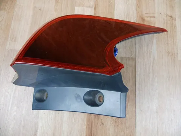 Luz Trasera Izquierda Toyota Auris Hatchback 2015-2019 TYC 81561-02A61 image 4