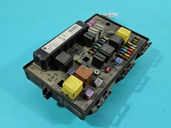 Sulakekotelo OEM 13206751 Opel Astra III H:lle image 3