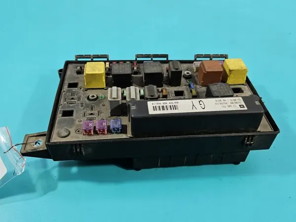 Sulakekotelo OEM 13206751 Opel Astra III H:lle image 4