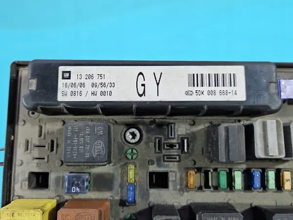 Sulakekotelo OEM 13206751 Opel Astra III H:lle image 7