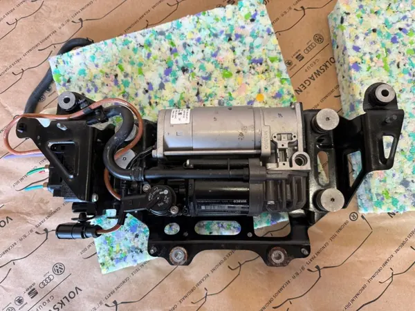 Compresseur suspension air Audi A8 D4 OEM 4H0616005 image 2
