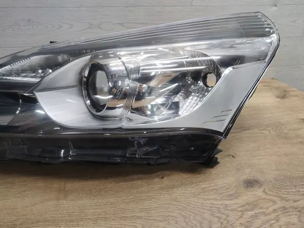 Faros delanteros izquierdo Toyota Verso 2021 image 8