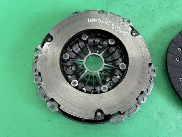 Schaeffler LuK kytkinpaketti Opel Insignialle image 2