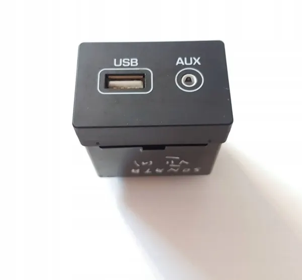 Puerto USB Hyundai Sonata OEM 96120C1500 - Usado image 2