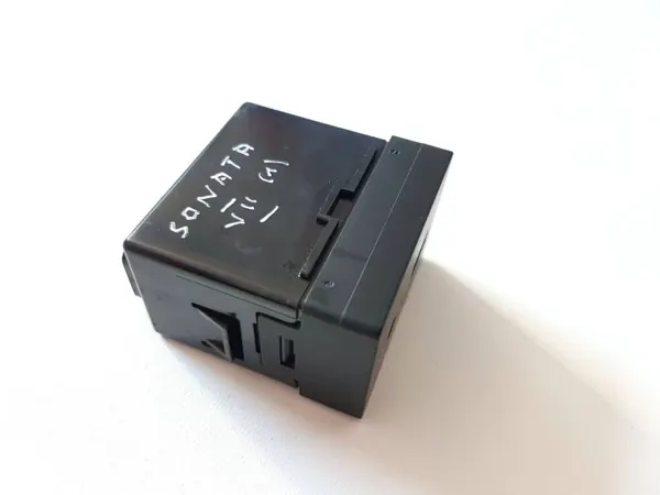 Puerto USB Hyundai Sonata OEM 96120C1500 - Usado image 3