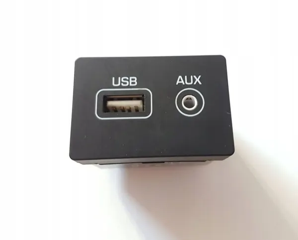 Puerto USB Hyundai Sonata OEM 96120C1500 - Usado image 6