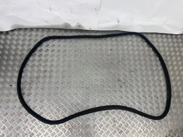 Tesla Model Y baklucktätning OEM 12345 - Begagnad image 2