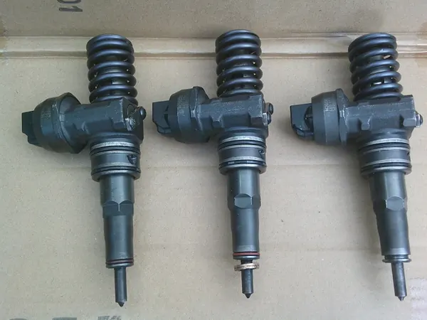 Bomba inyección Golf 5 2.0 TDI OEM 038130073BJ image 2