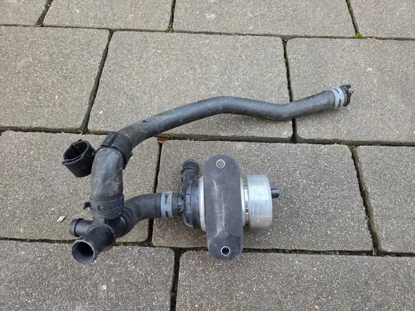 AUDI Q5 SQ5 Extra Vattenpump 05L965567A image 2