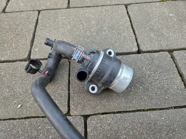 AUDI Q5 SQ5 Extra Vattenpump 05L965567A image 3