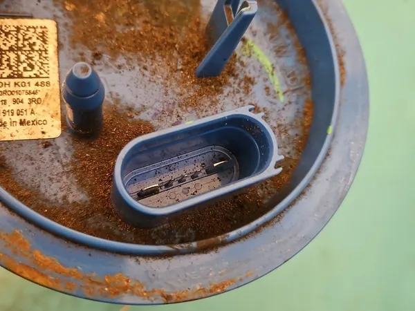 Brandstofpomp VW Tiguan II 1.5 TSI 5QN919051A image 3