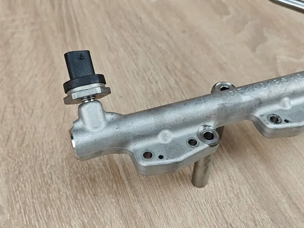 Sensor de riel de inyección OEM 8665633 para BMW 530i G30 image 3