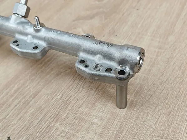 Sensor de riel de inyección OEM 8665633 para BMW 530i G30 image 4