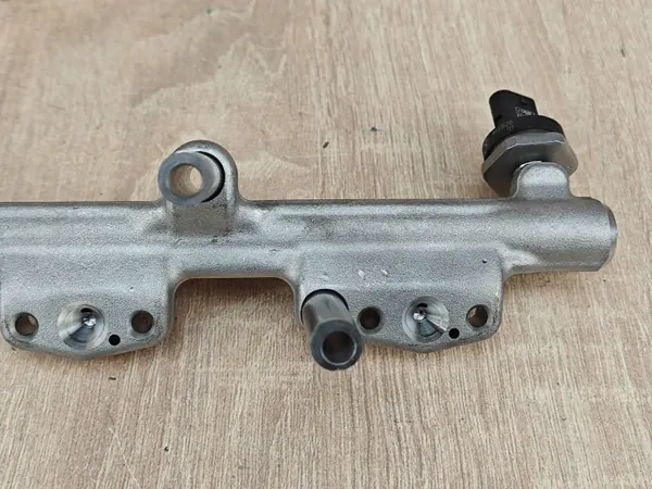 Sensor de riel de inyección OEM 8665633 para BMW 530i G30 image 7