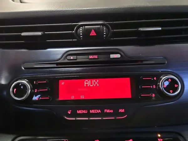 Alfa Romeo OEM 1560968770 Tehdasradio image 2