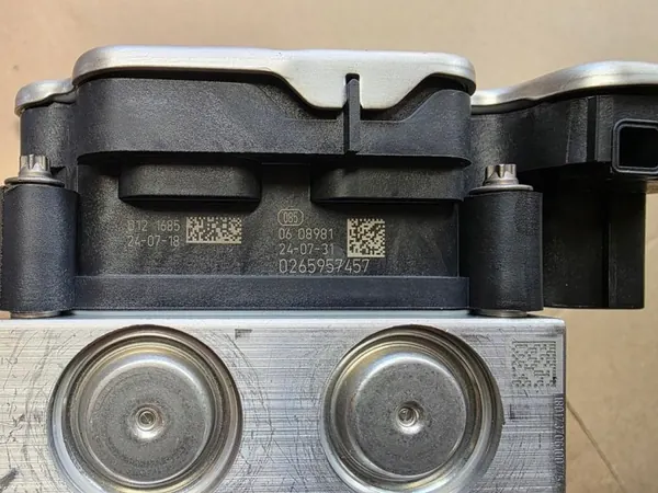 Pompe ABS OEM 476601495R pour Renault Clio V image 3