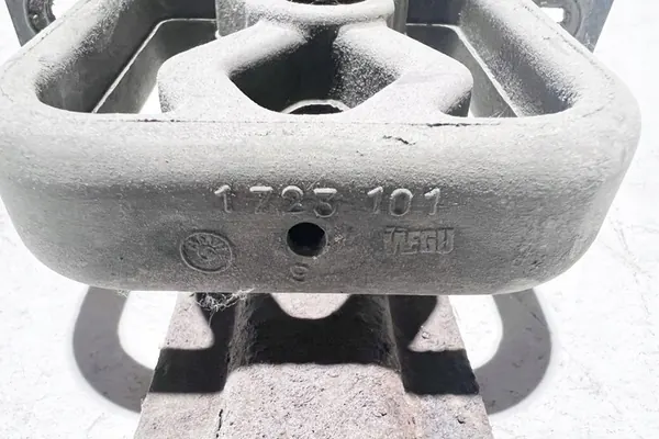 Suporte de escape BMW 8 (E31) 5.0L 1994 OEM 1723101 image 2