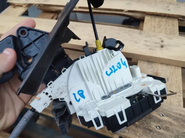 Framvänster Dörrlås Mercedes W204 A2047200335 image 10