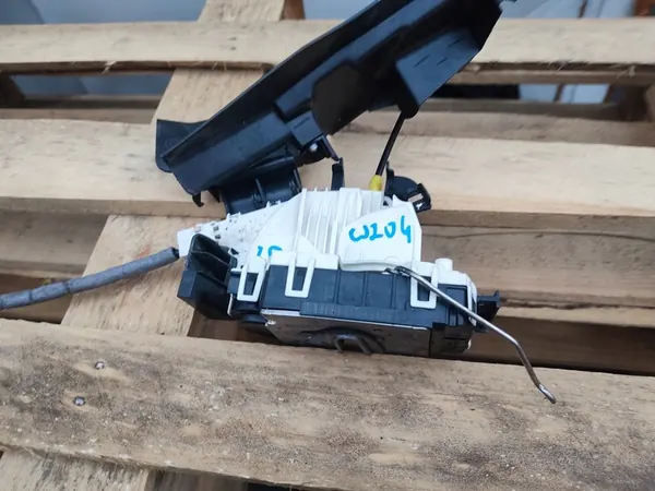 Framvänster Dörrlås Mercedes W204 A2047200335 image 2