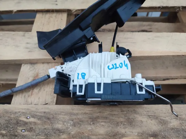 Framvänster Dörrlås Mercedes W204 A2047200335 image 3