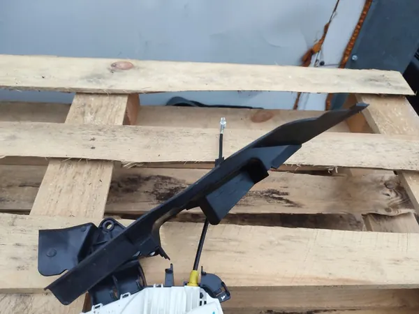 Framvänster Dörrlås Mercedes W204 A2047200335 image 4