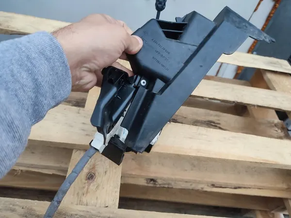 Framvänster Dörrlås Mercedes W204 A2047200335 image 7