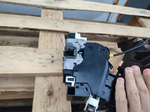 Framvänster Dörrlås Mercedes W204 A2047200335 image 8