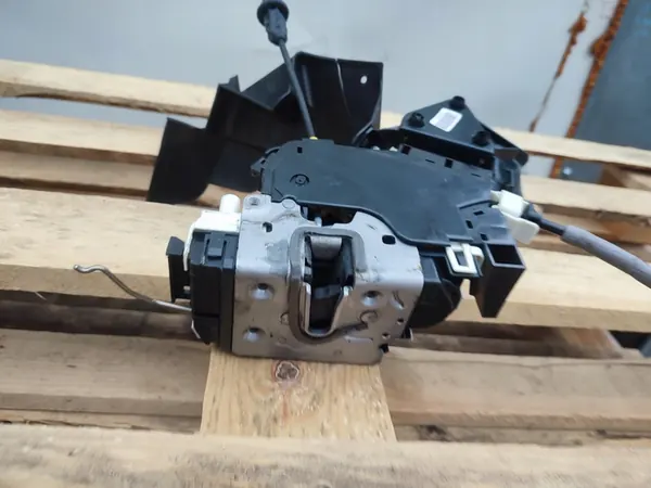 Framvänster Dörrlås Mercedes W204 A2047200335 image 9