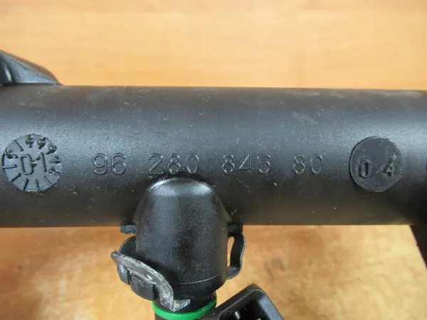 Bränsleinsprutningsskena Peugeot 406 407 Citroen C5 1.8 16V OEM 01F005A image 2