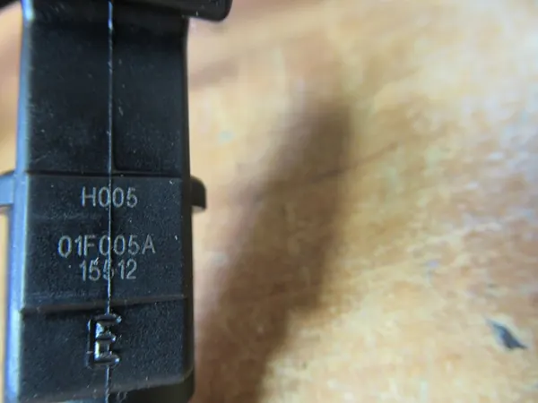 Bränsleinsprutningsskena Peugeot 406 407 Citroen C5 1.8 16V OEM 01F005A image 3