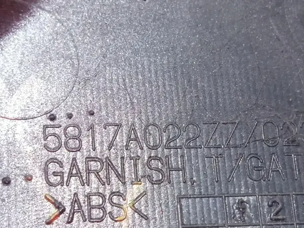 Mitsubishi Outlander 2012 OEM 5817A022 Luz de Matrícula image 4