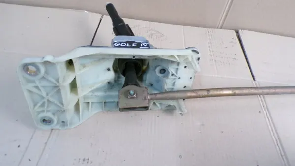 Selector de marchas Golf IV OEM 1J0711025G - Usado image 4