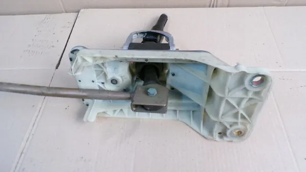 Selector de marchas Golf IV OEM 1J0711025G - Usado image 8