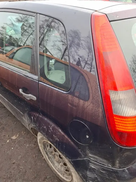 Fenêtre latérale arrière gauche Ford Fiesta mk6 5 portes image 1