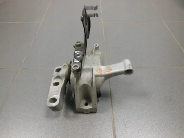 Moottorin tuki Audi Q3 VW Tiguan 2.0 TDI image 2