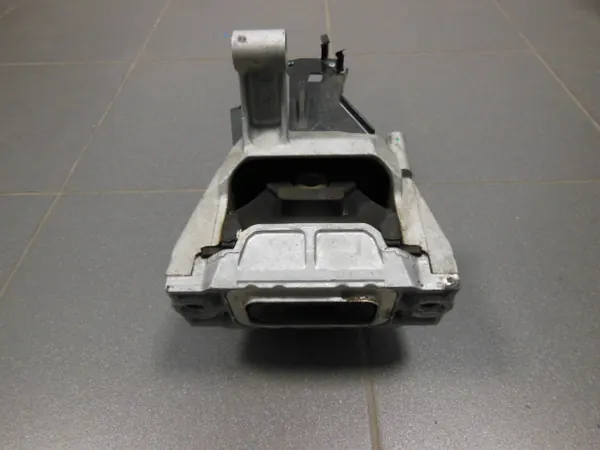 Moottorin tuki Audi Q3 VW Tiguan 2.0 TDI image 3