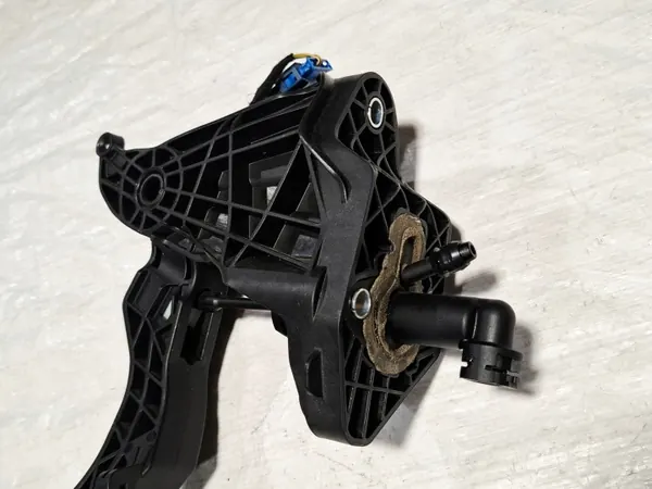 Kopplingspump Pedal OEM 6R0721117B VW Cross Polo image 6