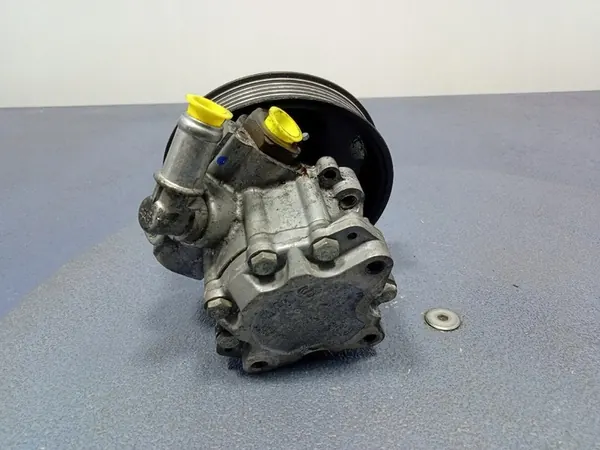 AUDI A4 B7 2.7 TDI Stuurbekrachtigingspomp 8E0145155T image 4