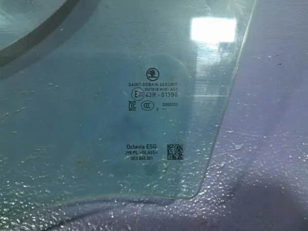 Vidro Porta Dianteira Esquerda Skoda Octavia IV OEM 5E3845201 image 8