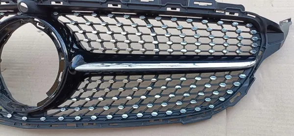 Grelha Mercedes W205 AMG OEM A2058800607 - Usado image 7