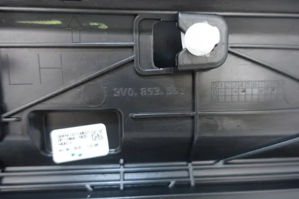 Skoda Superb III Linke Hintertürleiste OEM 3V0853595A image 10