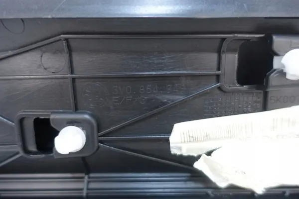 Skoda Superb III Linke Hintertürleiste OEM 3V0853595A image 9