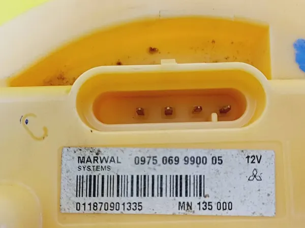 Bomba de combustible Mitsubishi Colt VI 1.1B MN135000 image 3